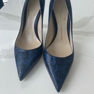 Beautiful Versace snake skin heels!! New !!